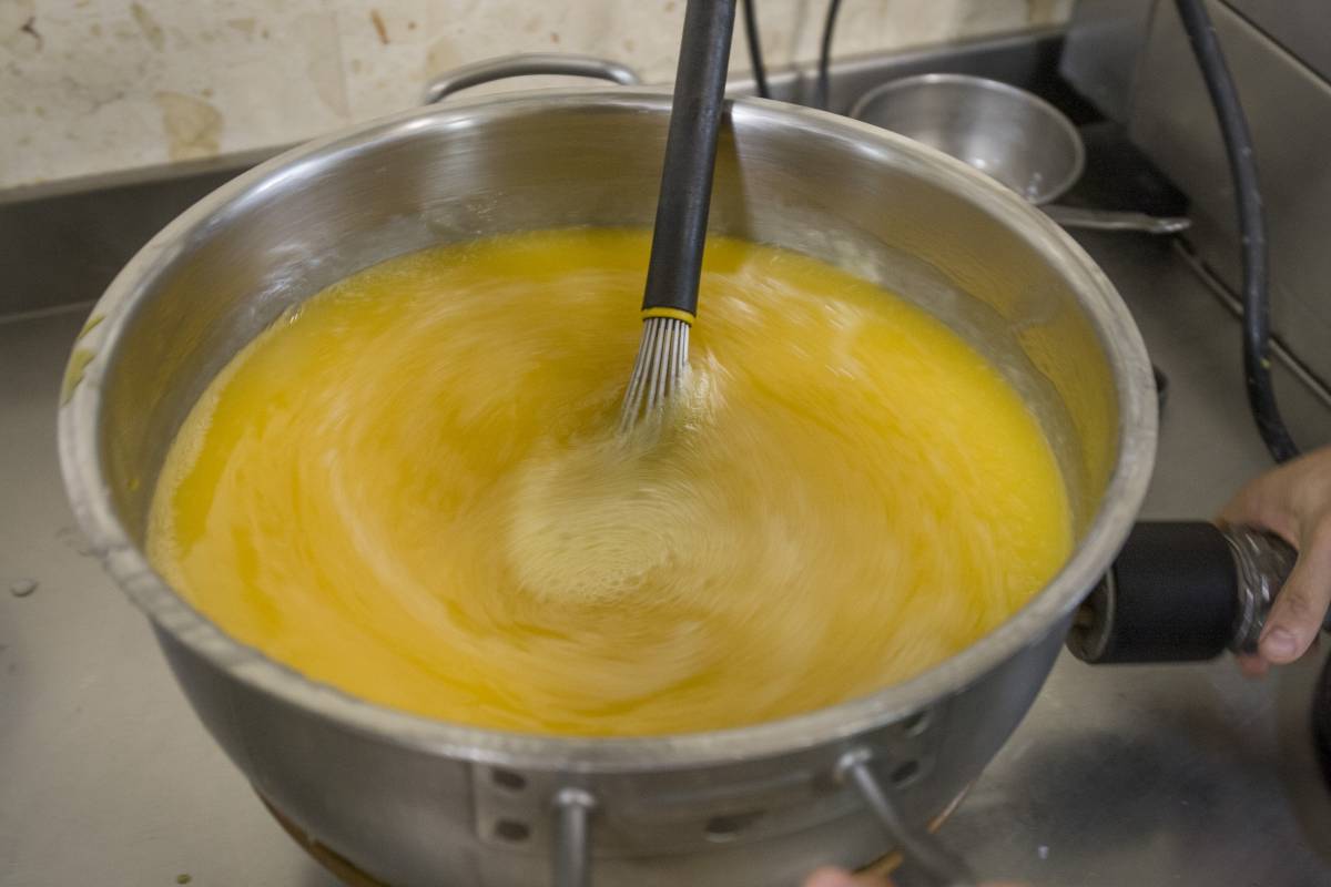 Elaboració del torró artesà de crema, a la Pastisseria Turull - NEBRIDI ARÓZTEGUI Elaboració del torró artesà de crema, a la Pastisseria Turull