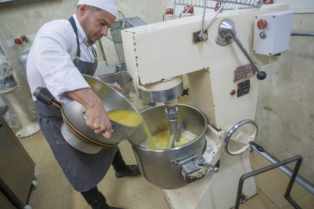 Elaboració del torró artesà de crema, a la Pastisseria Turull - NEBRIDI ARÓZTEGUI Elaboració del torró artesà de crema, a la Pastisseria Turull