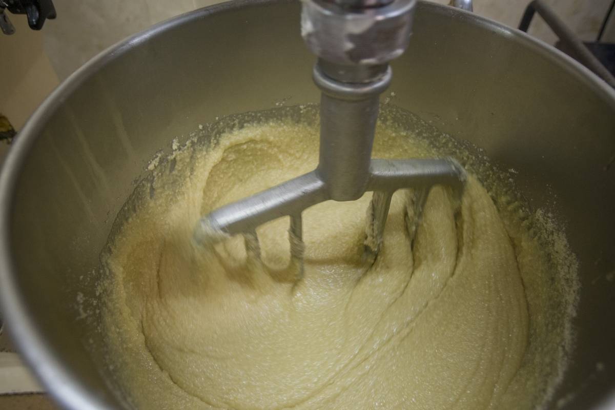 Elaboració del torró artesà de crema, a la Pastisseria Turull - NEBRIDI ARÓZTEGUI Elaboració del torró artesà de crema, a la Pastisseria Turull