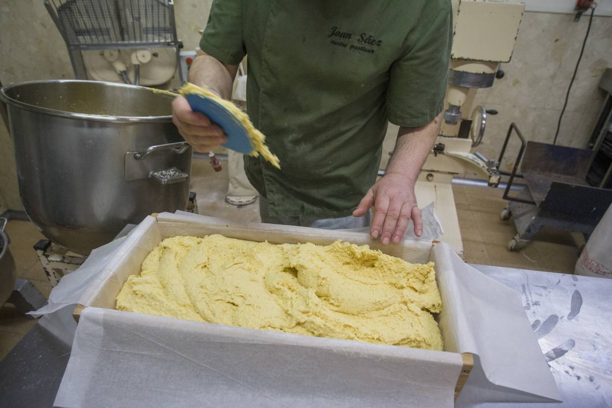 Elaboració del torró artesà de crema, a la Pastisseria Turull - NEBRIDI ARÓZTEGUI Elaboració del torró artesà de crema, a la Pastisseria Turull