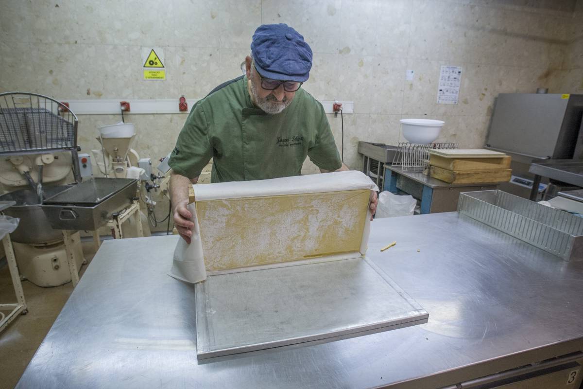 Elaboració del torró artesà de crema, a la Pastisseria Turull - NEBRIDI ARÓZTEGUI Elaboració del torró artesà de crema, a la Pastisseria Turull