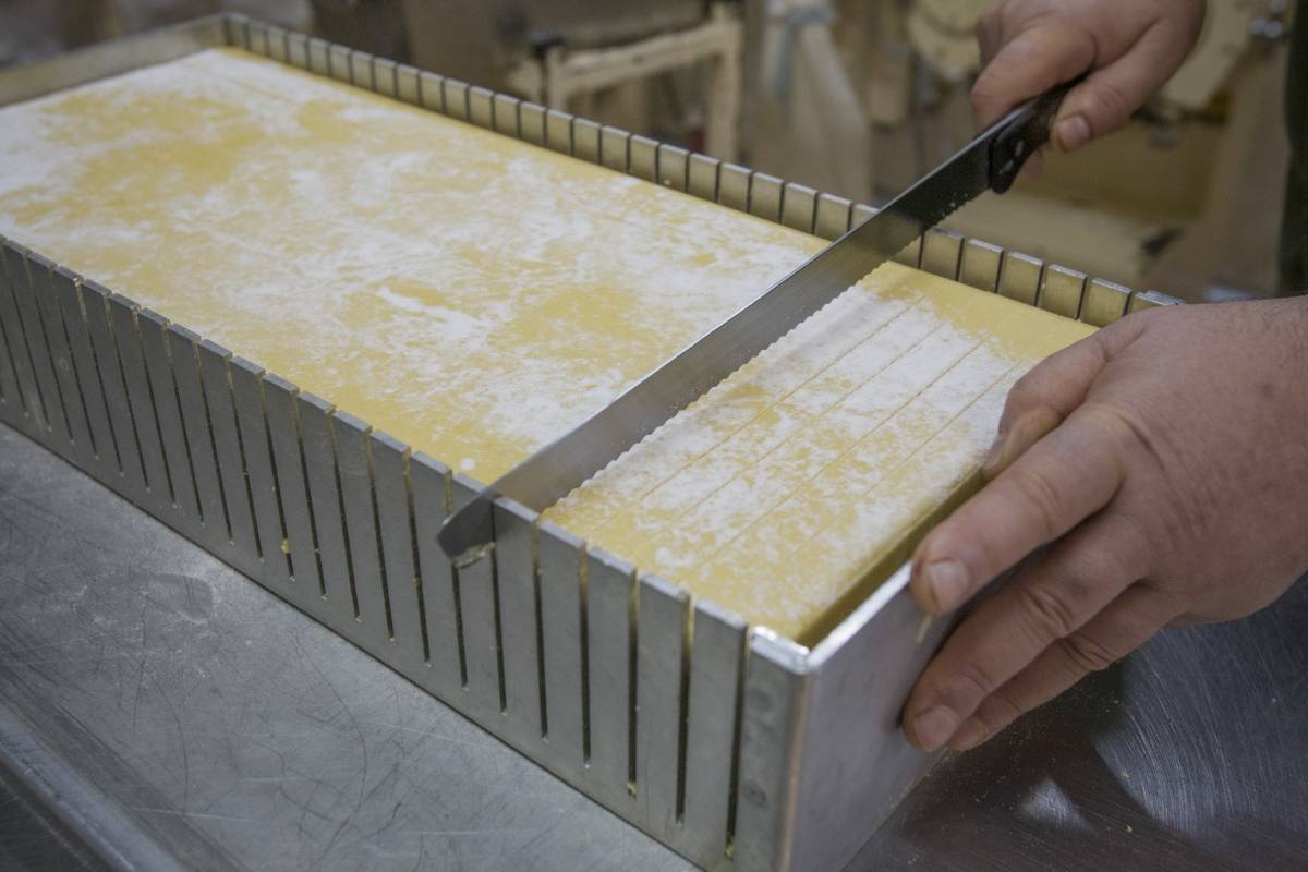 Elaboració del torró artesà de crema, a la Pastisseria Turull - NEBRIDI ARÓZTEGUI Elaboració del torró artesà de crema, a la Pastisseria Turull