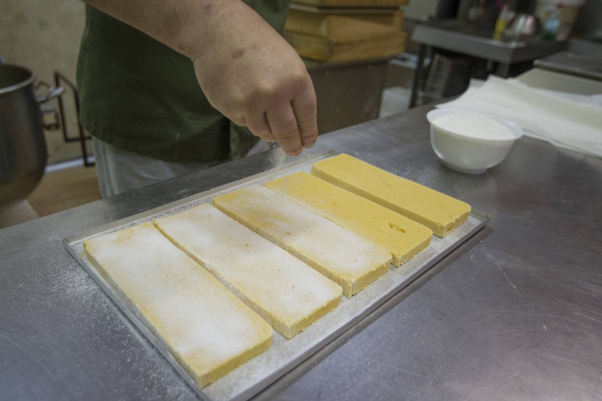 Elaboració del torró artesà de crema, a la Pastisseria Turull - NEBRIDI ARÓZTEGUI Elaboració del torró artesà de crema, a la Pastisseria Turull