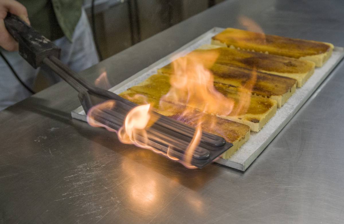 Elaboració del torró artesà de crema, a la Pastisseria Turull - NEBRIDI ARÓZTEGUI Elaboració del torró artesà de crema, a la Pastisseria Turull