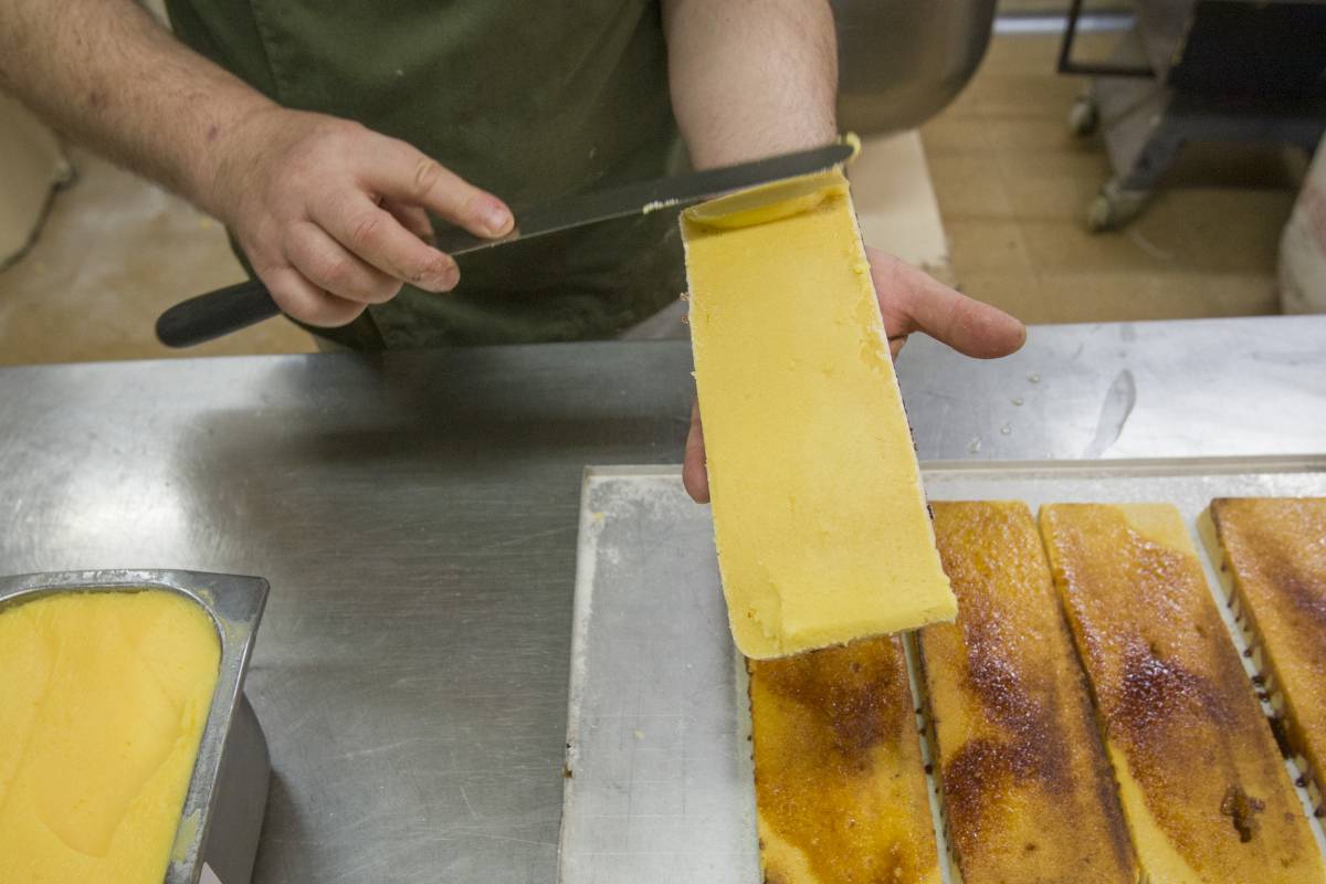 Elaboració del torró artesà de crema, a la Pastisseria Turull - NEBRIDI ARÓZTEGUI Elaboració del torró artesà de crema, a la Pastisseria Turull