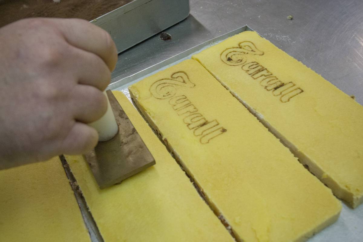 Elaboració del torró artesà de crema, a la Pastisseria Turull - NEBRIDI ARÓZTEGUI Elaboració del torró artesà de crema, a la Pastisseria Turull