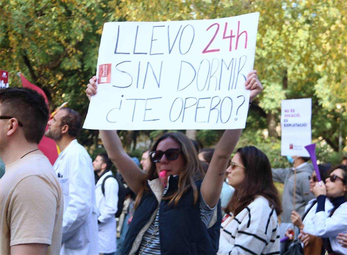 “Fa 24 hores que no dormo. T’opero?”, en una pancarta - ACN “Fa 24 hores que no dormo. T’opero?”, en una pancarta