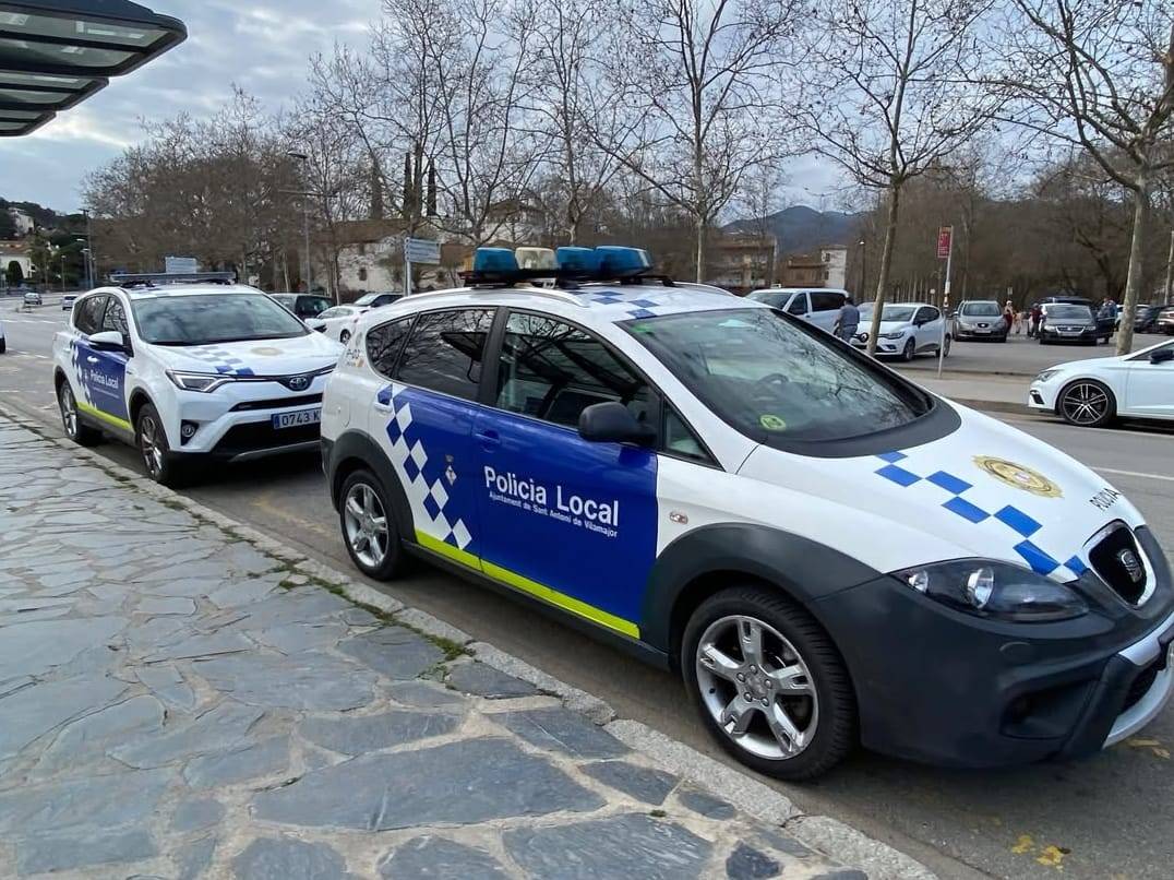 Dos vehicles policials a Sant Antoni de Vilamajor. - AJ Sant Antoni de Vilamajor
