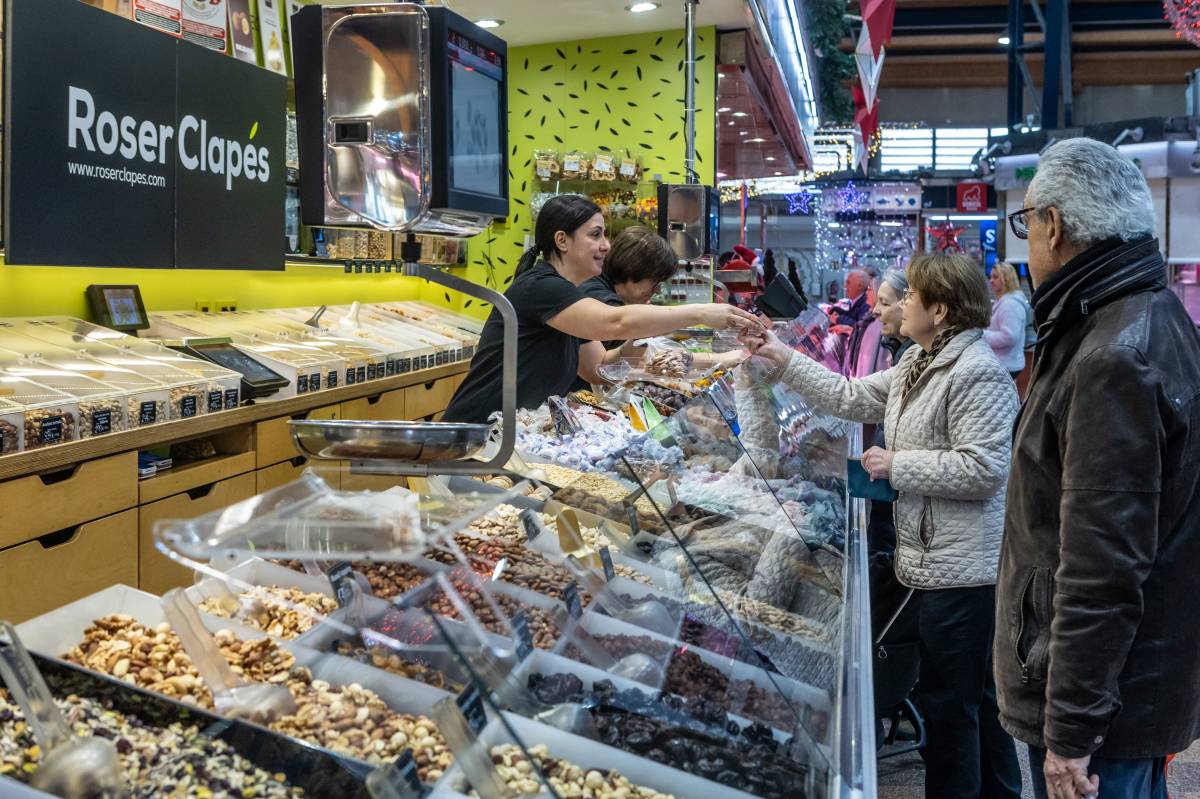 Roser Clapés té parada de fruita i verdura i de fruits secs - JUANMA PELÁEZ Roser Clapés té parada de fruita i verdura i de fruits secs
