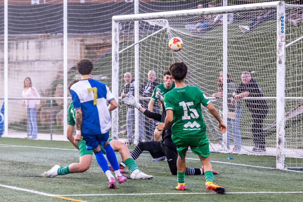 Rivera anotant un gol amb el Juvenil `A` contra el Cornellà - Juanma Peláez Rivera anotant un gol amb el Juvenil `A` contra el Cornellà