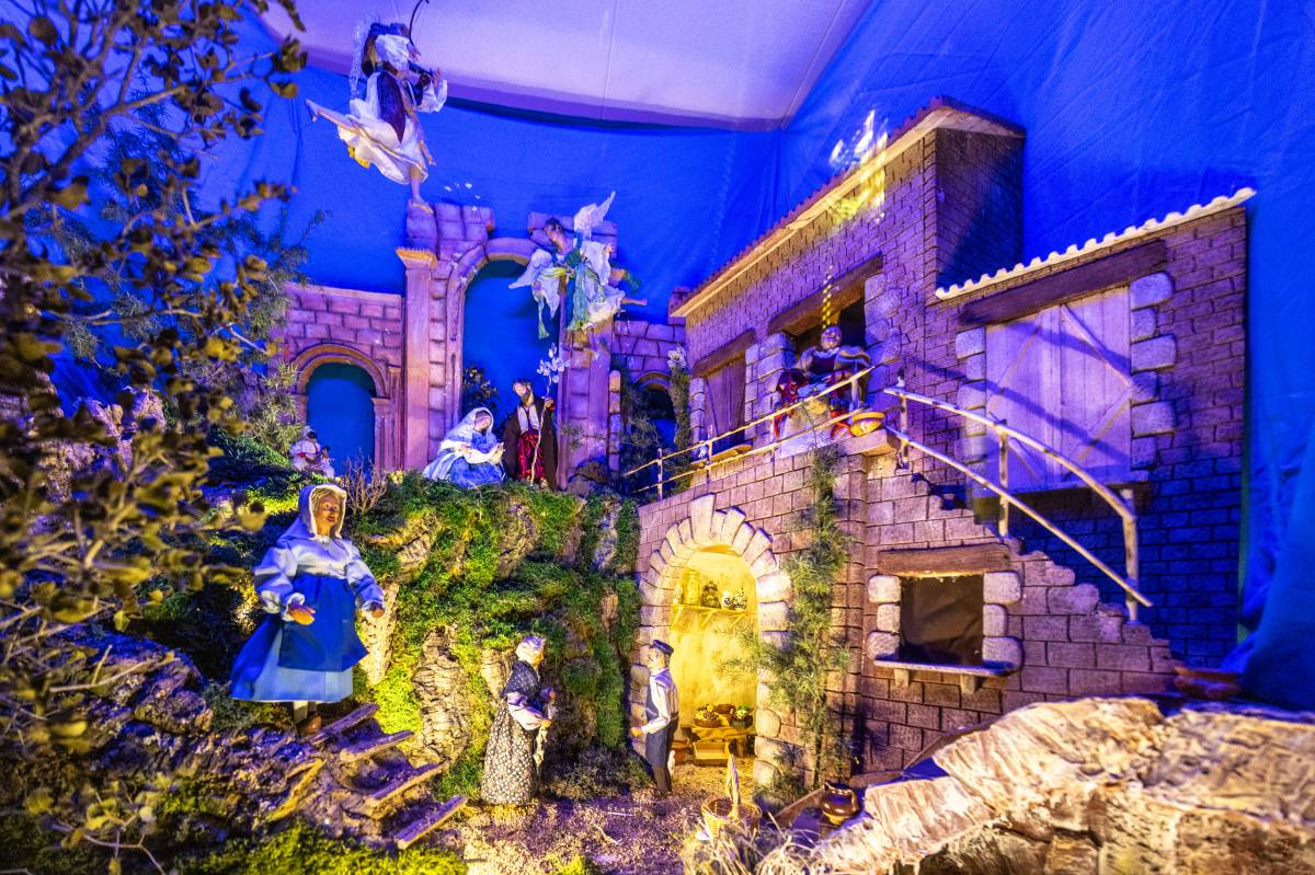 Un pessebre ubicat a una finestra de la Creu Alta - JUANMA PELÁEZ Un pessebre ubicat a una finestra de la Creu Alta