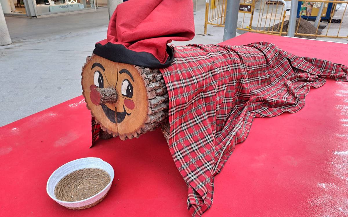 El carrer Guimerà ja té el seu tió gegant - ACCG