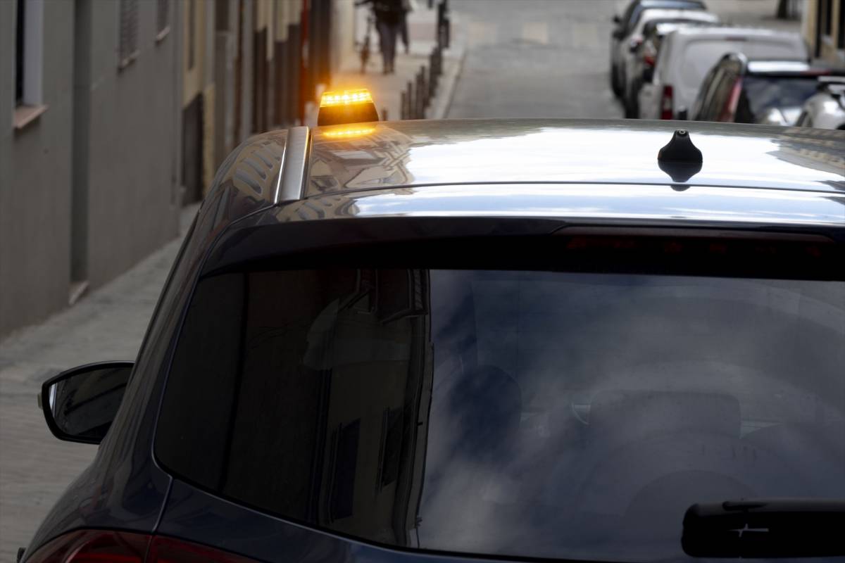 El truc de la policia per saber si la balisa V-16 és vàlida: «Fixa't en la sèrie numèrica»