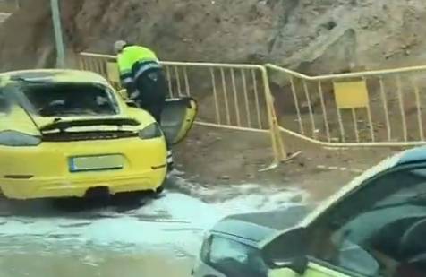 Un cotxe esportiu crema davant de l’Hospital de Terrassa i provoca retencions a l'N-150