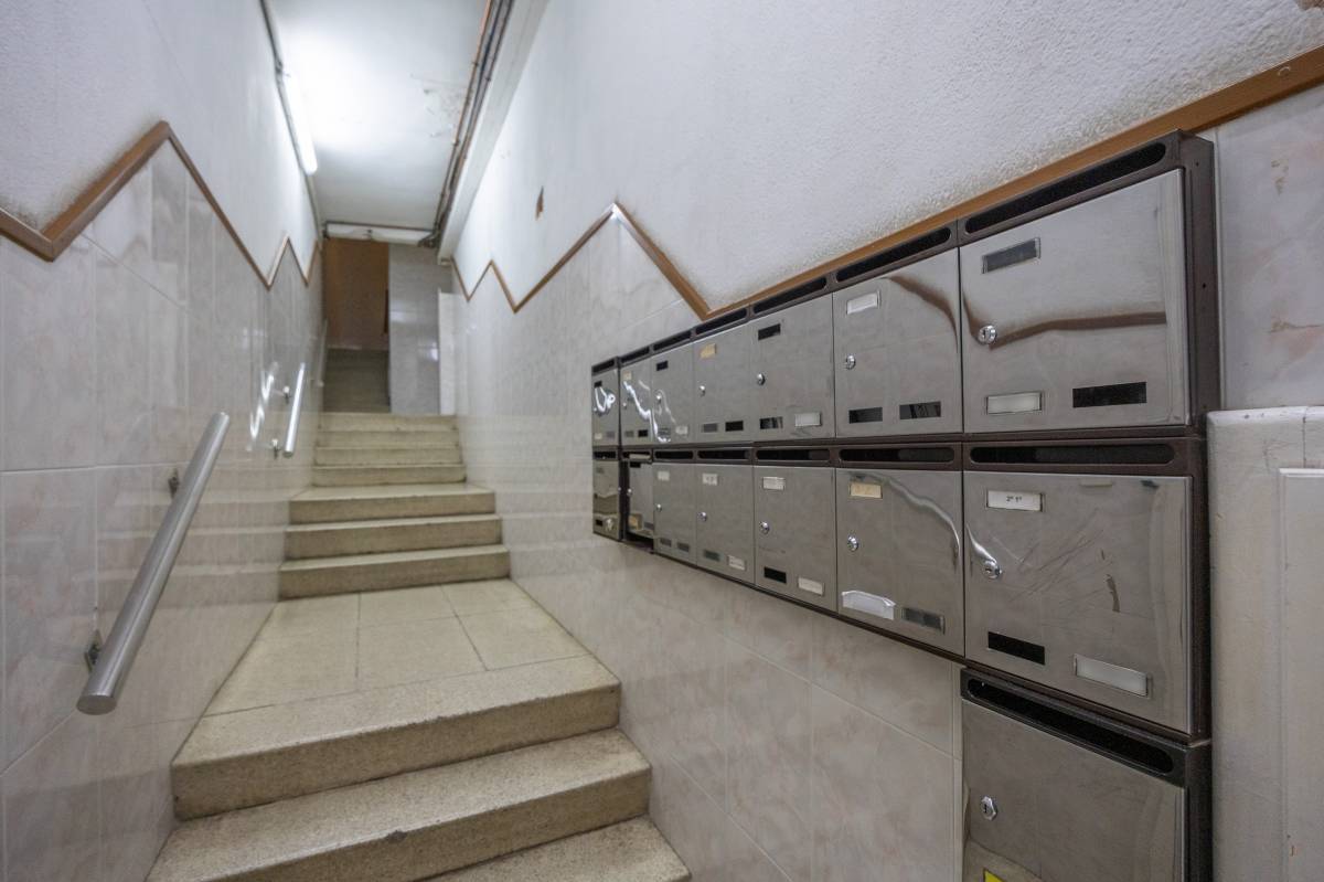 L`entrada d`un bloc de pisos sense relació amb la notícia - Juanma Peláez L`entrada d`un bloc de pisos sense relació amb la notícia