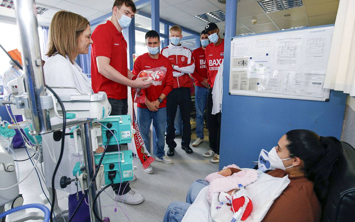 El Baxi Manresa porta l'esperit solidari al Far d'Ampans i a pediatria d'Althaia