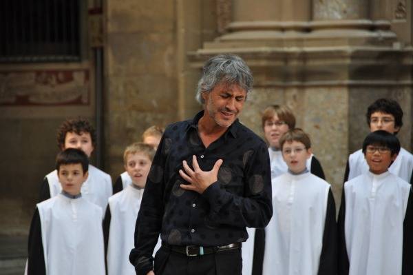 Sergio Dalma, en un moment del videoclip que es va estrenar en el marc de La Marató de TV3 del 2011 - 3Cat Sergio Dalma, en un moment del videoclip que es va estrenar en el marc de La Marató de TV3 del 2011