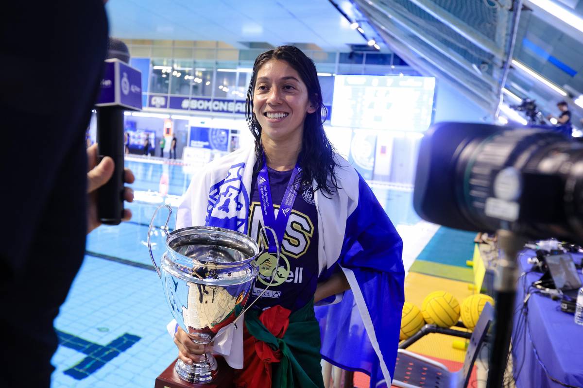 La sabadellenca, amb el títol de lliga que va alçar en el seu últim partit com a professional - Victor Castillo La sabadellenca, amb el títol de lliga que va alçar en el seu últim partit com a professional