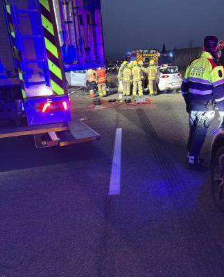 Mor una dona en un xoc frontal entre un cotxe i una furgoneta a Biure