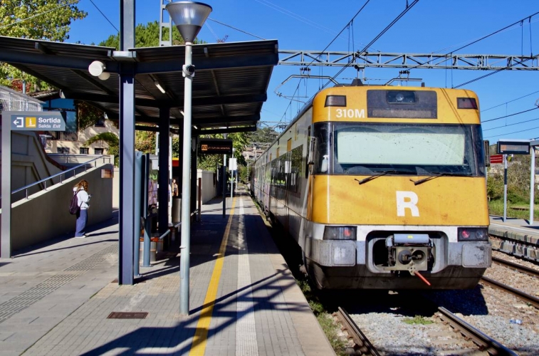 Un ferit i circulació interrompuda a l'R2, R2 nord, l'R8 i l'R11 per una incidència amb la catenària