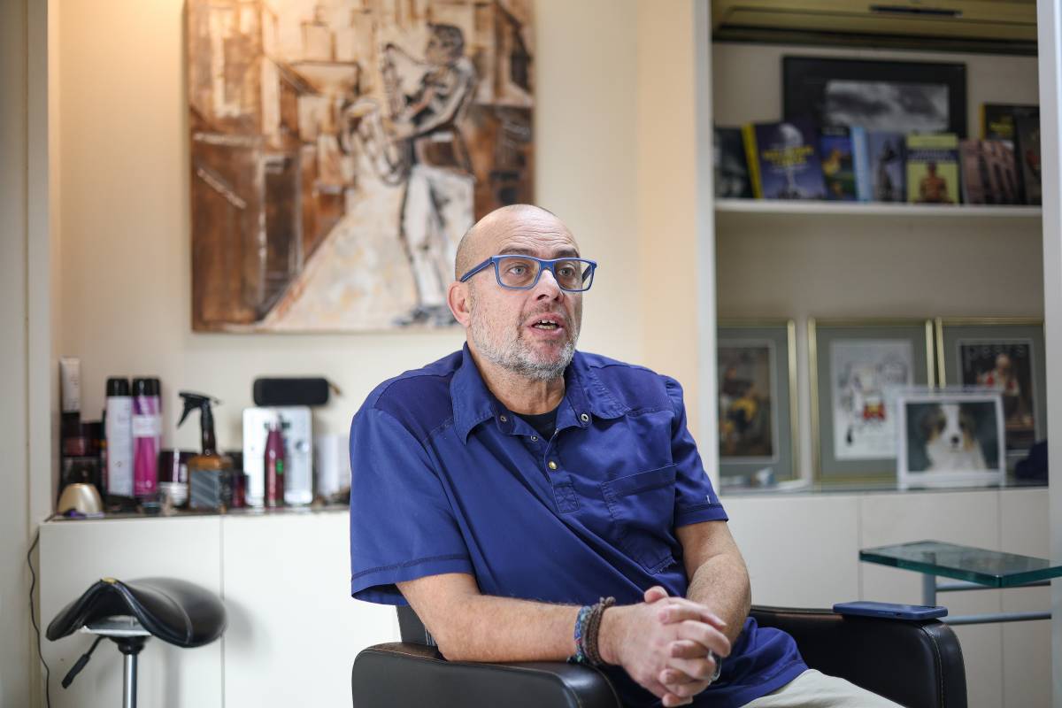 Tanca la perruqueria més antiga de Sabadell: "El meu avi la va fundar en acabar la Guerra Civil"