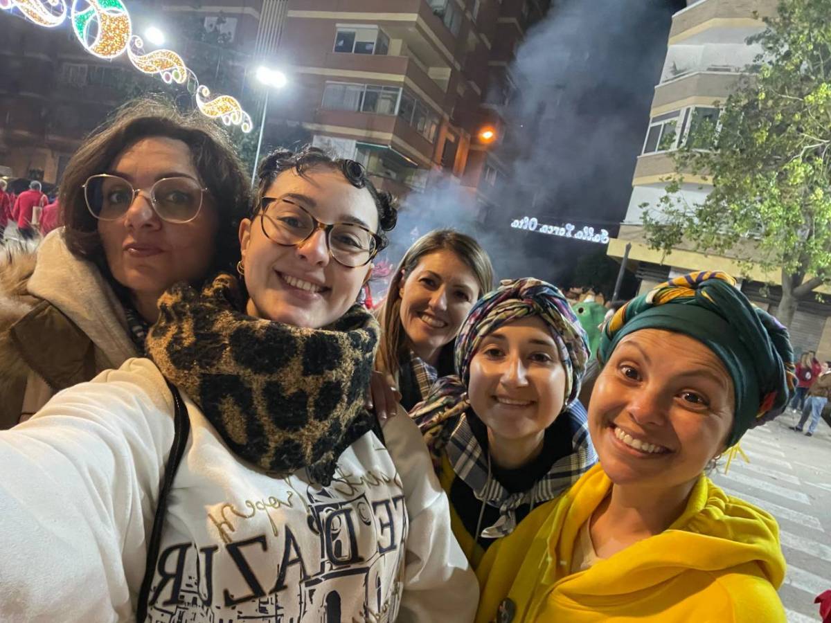Marta Ruiz (la segona, començant per l`esquerra), Ana Belén (la tercera) i Belén Gimeno (la quarta) celebrant les Falles a València - Cedida Marta Ruiz (la segona, començant per l`esquerra), Ana Belén (la tercera) i Belén Gimeno (la quarta) celebrant les Falles a València