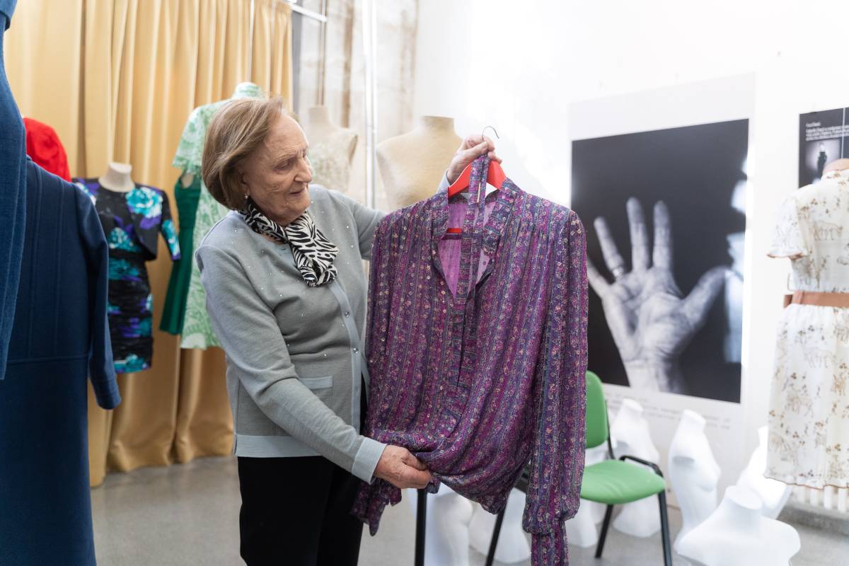 Pilar Cases ensenya una de les peces d`una bona clienta, la senyora Pujadas - DAVID CHAO Pilar Cases ensenya una de les peces d`una bona clienta, la senyora Pujadas