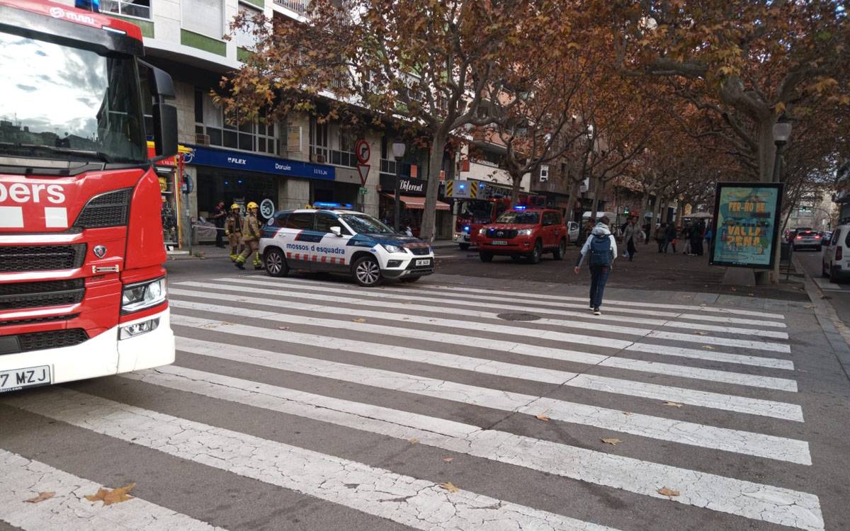 Un incendi en una clínica dental del Passeig de Manresa deixa dues persones ateses sense gravetat