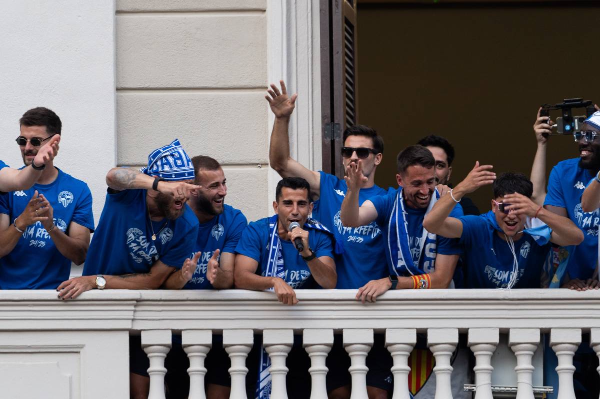 L``avi` al balcó de l`Ajuntament durant la celebració de l`ascens - David Chao L``avi` al balcó de l`Ajuntament durant la celebració de l`ascens