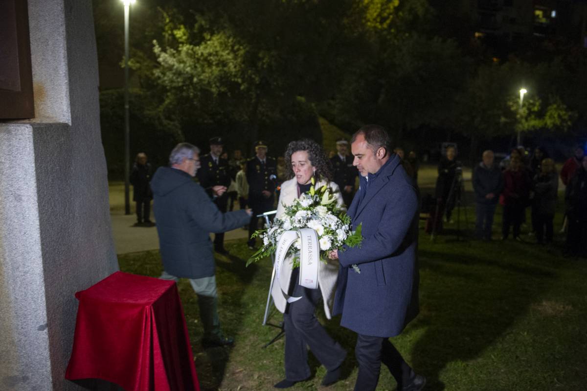 L`alcalde Jordi Ballart, i la regidora de Memòria Democràtica, Montserrat Caupena, han obert l`ofrena floral - ALBERTO TALLÓN L`alcalde Jordi Ballart, i la regidora de Memòria Democràtica, Montserrat Caupena, han obert l`ofrena floral