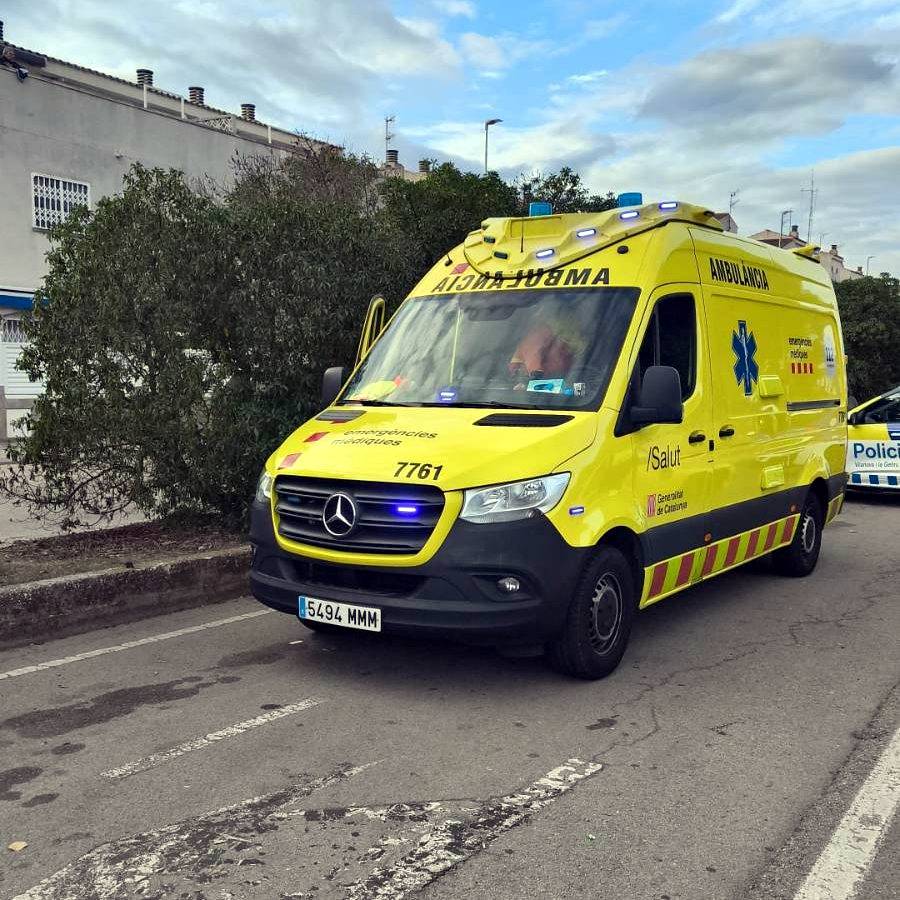 Un cotxe atropella un grup de quatre ciclistes a Vilanova i la Geltrú i en deixa un de ferit crític