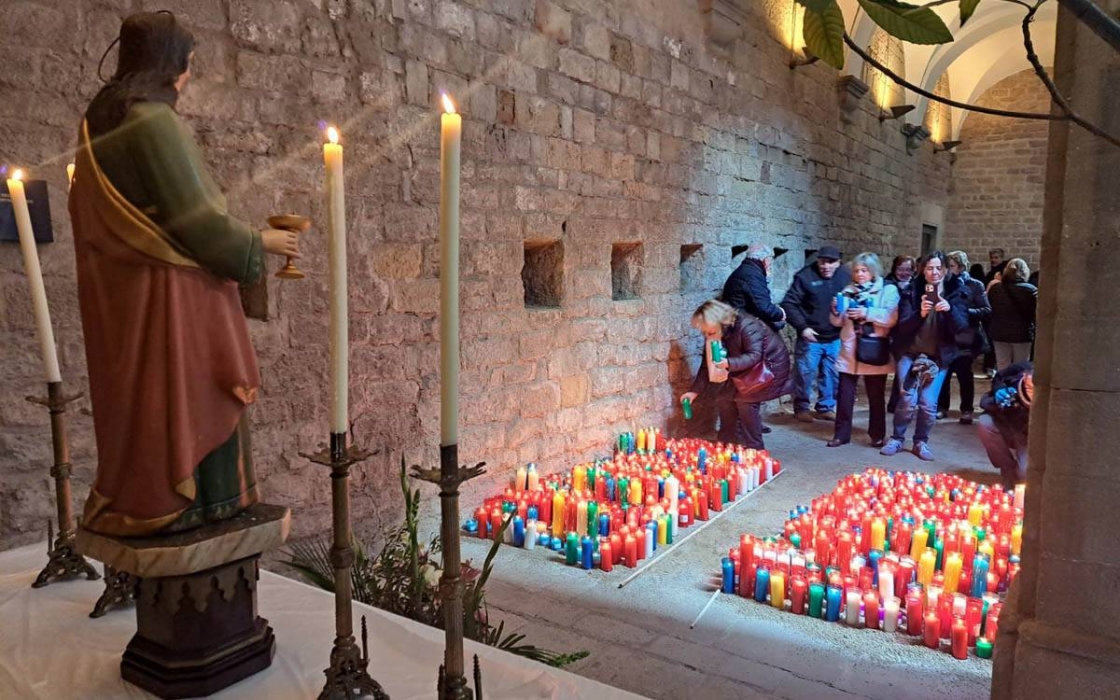 El públic es reparteix entre la Fira de Santa Llúcia i els ciris i parades de la Seu
