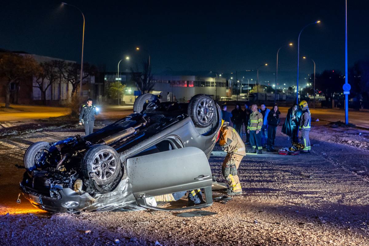 FOTOS | Dos ferits lleus en bolcar el vehicle amb què circulaven de matinada