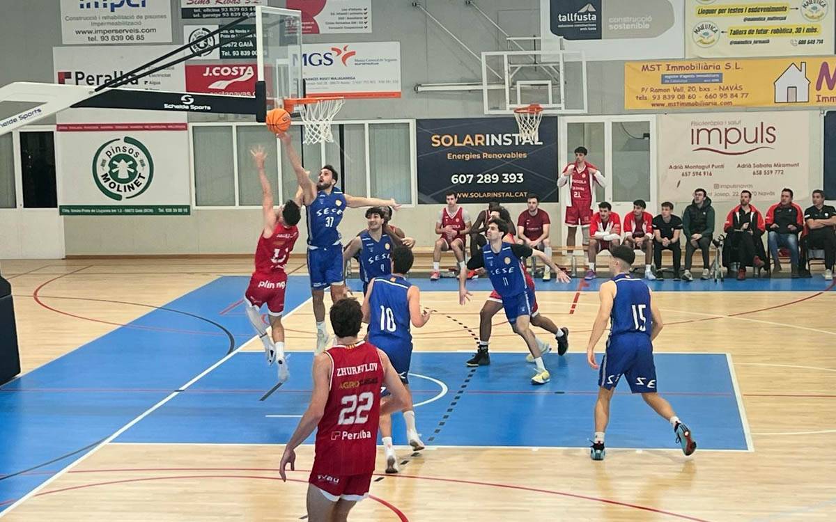 El CB Navàs remunta un partit gairebé perdut i supera el SESE a la pròrroga