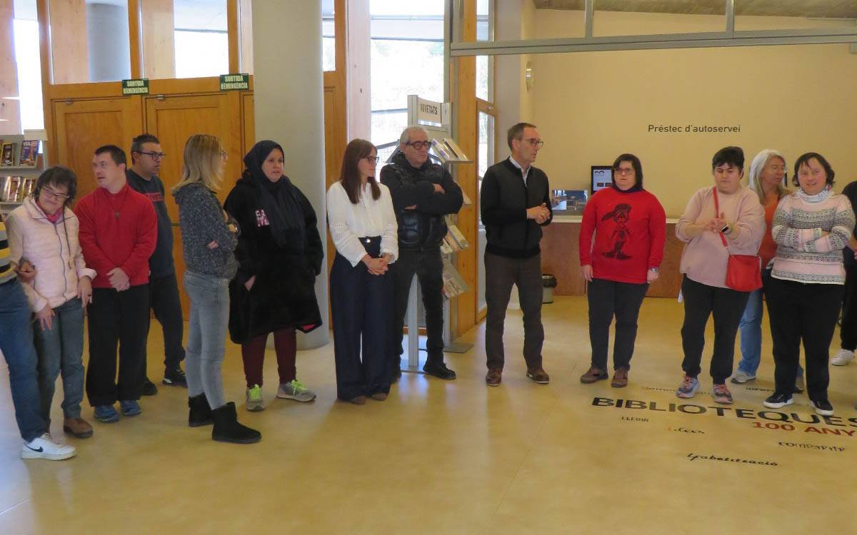 Sant Fruitós inaugura la mostra «Biblioteca d'artistes» amb obres d'usuaris d'Ampans