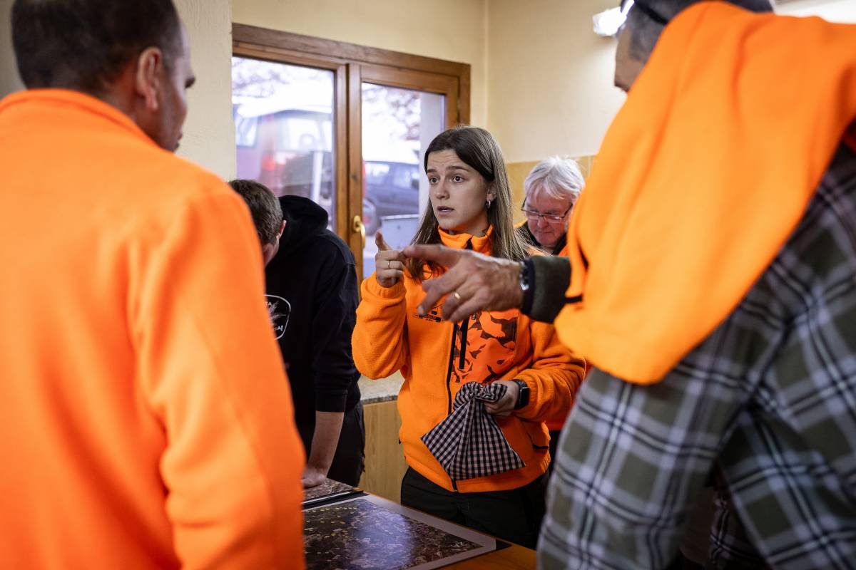 La jova Maria Torra, presidenta de la societat, amb la bossa del sorteig de les parades - Hugo Fernández