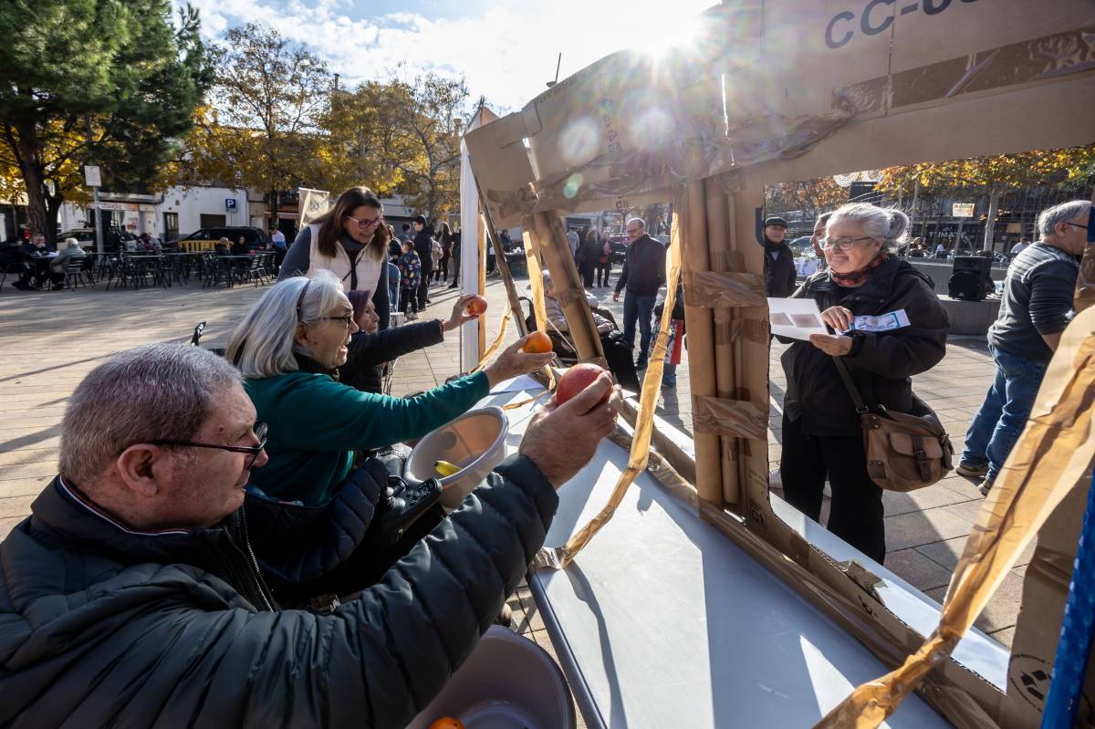 Activitats de l`escola Xaloc a la plaça del Pi - Juanma Peláez Activitats de l`escola Xaloc a la plaça del Pi