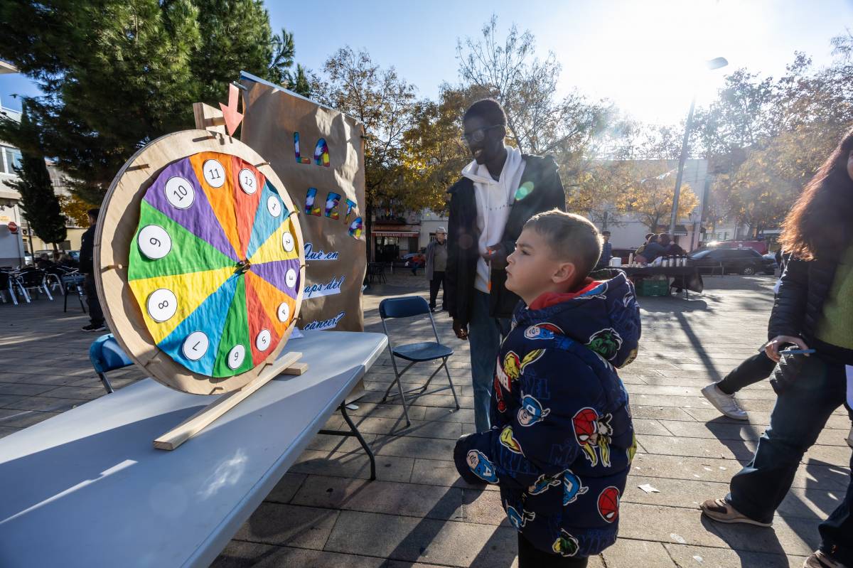 Activitats de l`escola Xaloc a la plaça del Pi - Juanma Peláez Activitats de l`escola Xaloc a la plaça del Pi