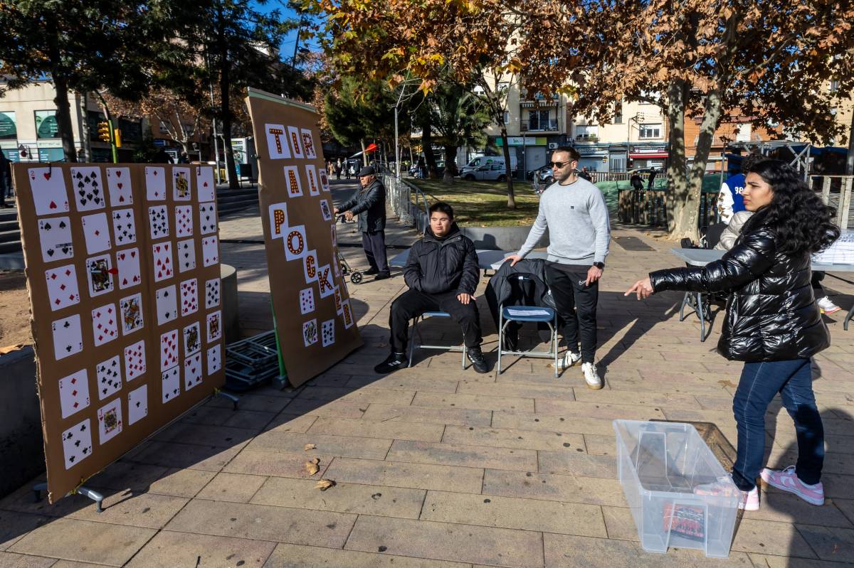 Activitats de l`escola Xaloc a la plaça del Pi - Juanma Peláez Activitats de l`escola Xaloc a la plaça del Pi