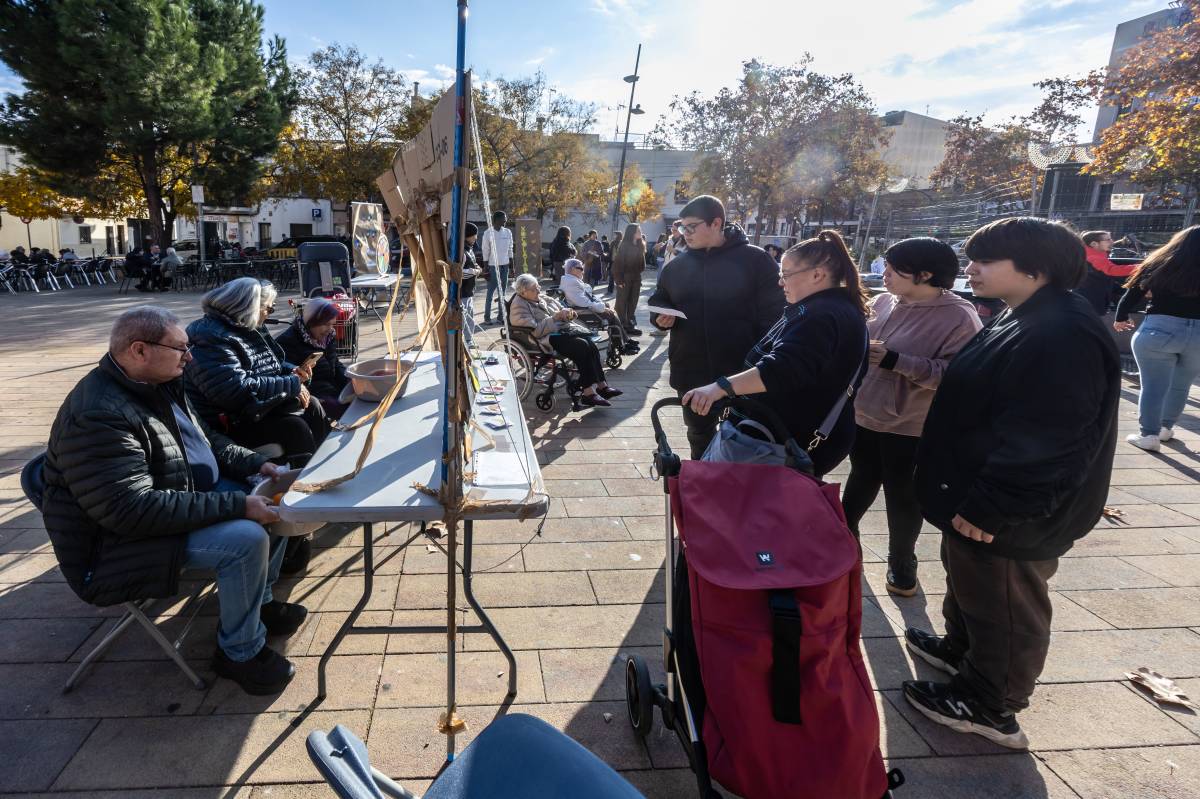 Activitats de l`escola Xaloc a la plaça del Pi - Juanma Peláez Activitats de l`escola Xaloc a la plaça del Pi