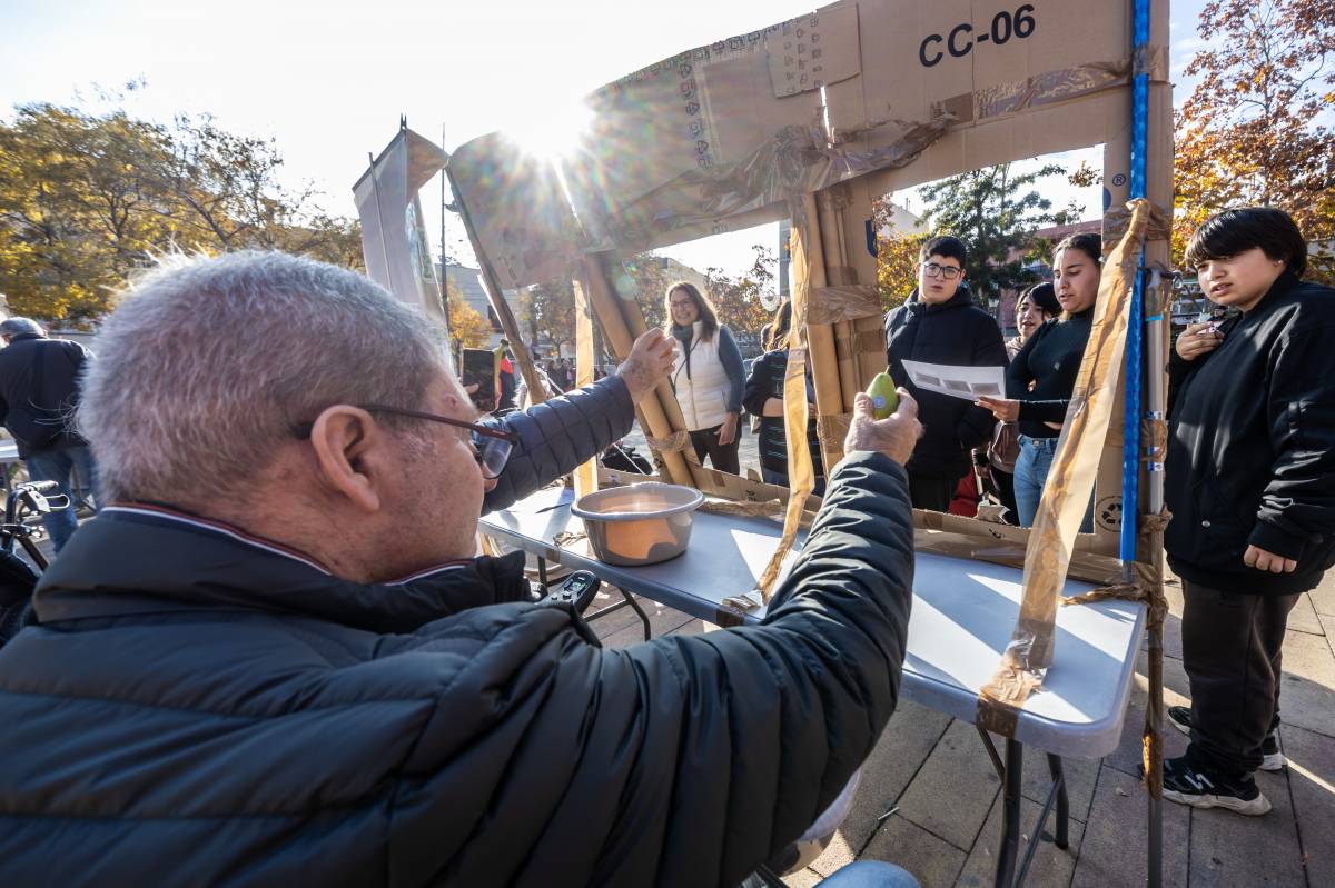 Activitats de l`escola Xaloc a la plaça del Pi - Juanma Peláez Activitats de l`escola Xaloc a la plaça del Pi