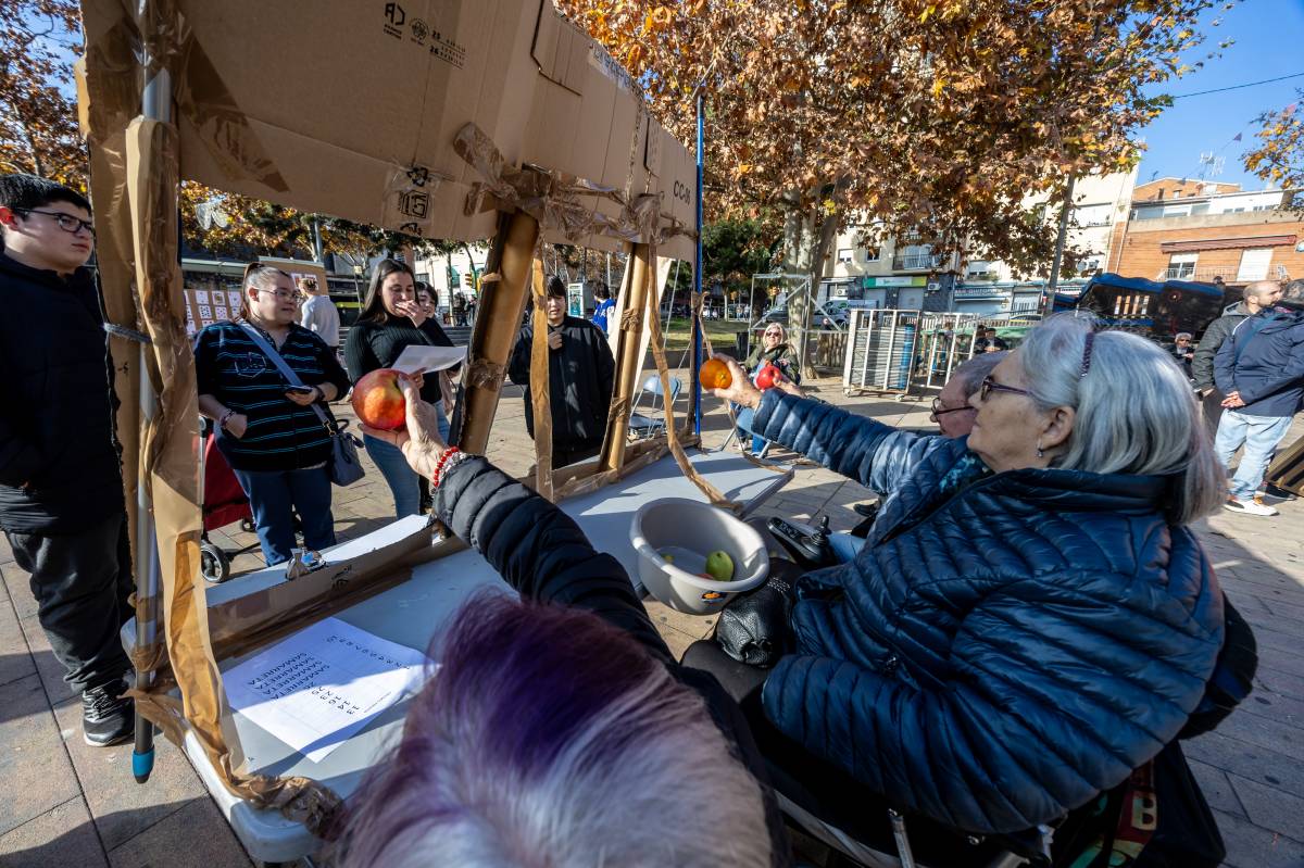 Activitats de l`escola Xaloc a la plaça del Pi - Juanma Peláez Activitats de l`escola Xaloc a la plaça del Pi