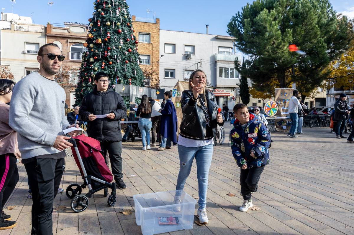 Activitats de l`escola Xaloc a la plaça del Pi - Juanma Peláez Activitats de l`escola Xaloc a la plaça del Pi