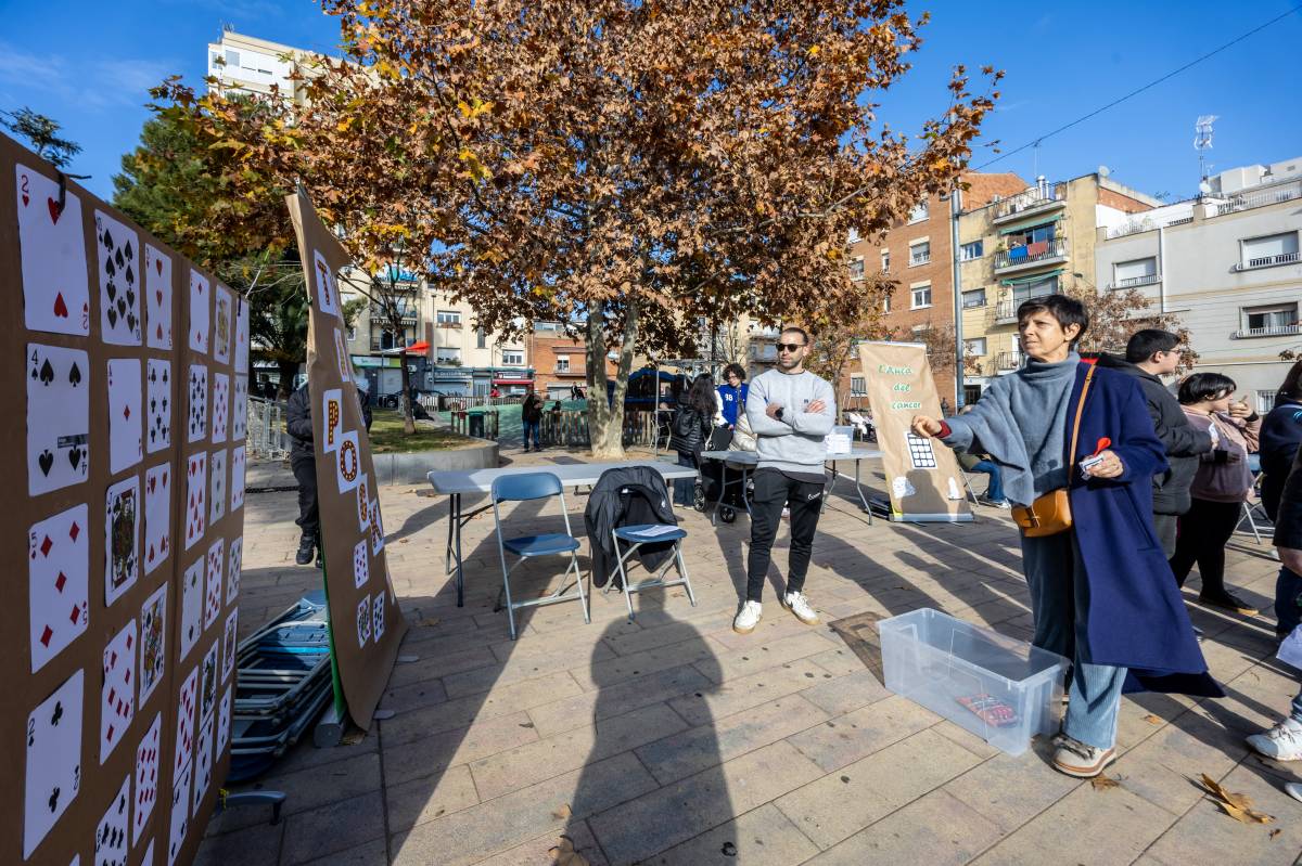 Activitats de l`escola Xaloc a la plaça del Pi - Juanma Peláez Activitats de l`escola Xaloc a la plaça del Pi