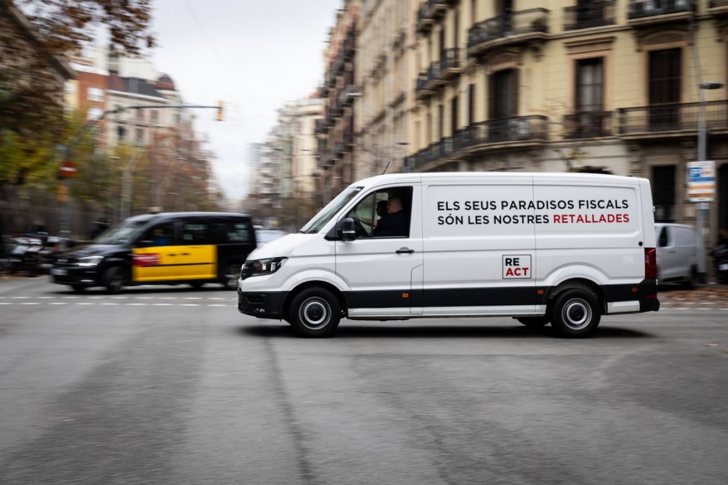 Cinc furgonetes es passegen per Barcelona per denunciar l'elusió fiscal dels multimilionaris
