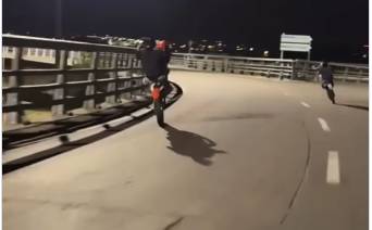 VÍDEO | Fent el cavallet i conduint sense casc ni matrícula: indignació a Sabadell per incivisme a la carretera