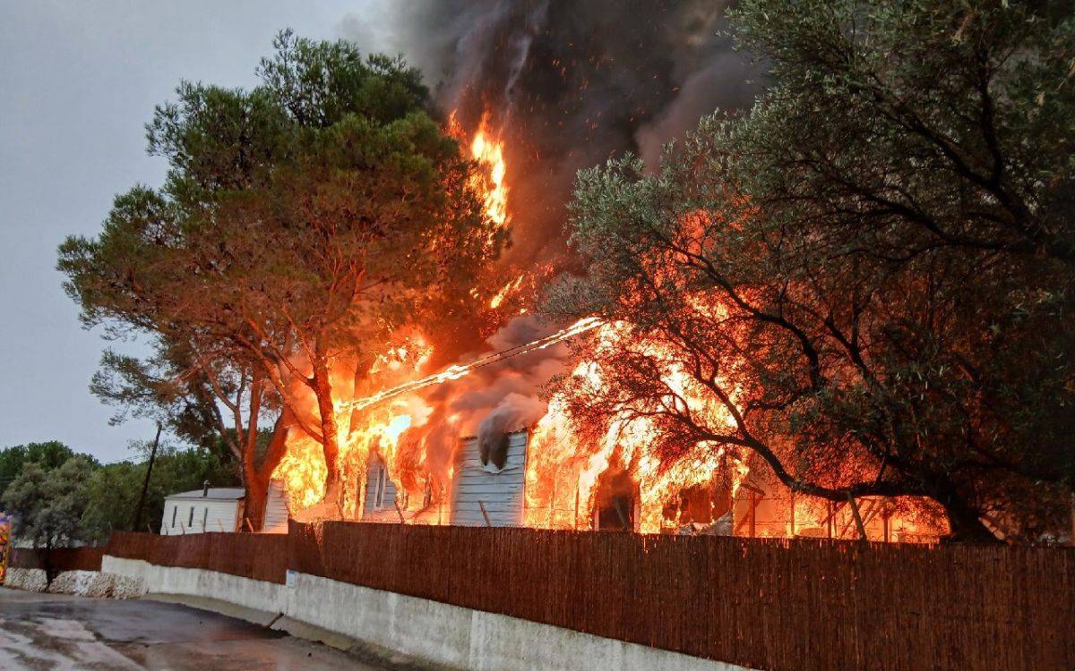 Un incendi crema un càmping a Vandellòs i l'Hospitalet de l'Infant