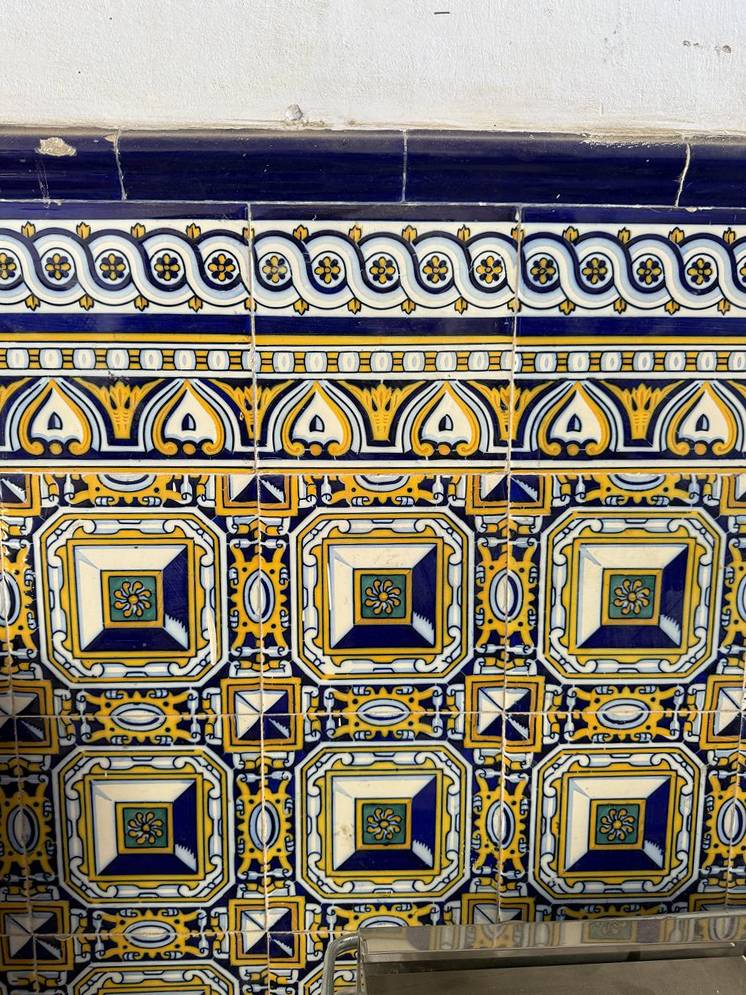 Rajoles vuitcentistes de l`interior de l`edifici - Josep Ballber Rajoles vuitcentistes de l`interior de l`edifici