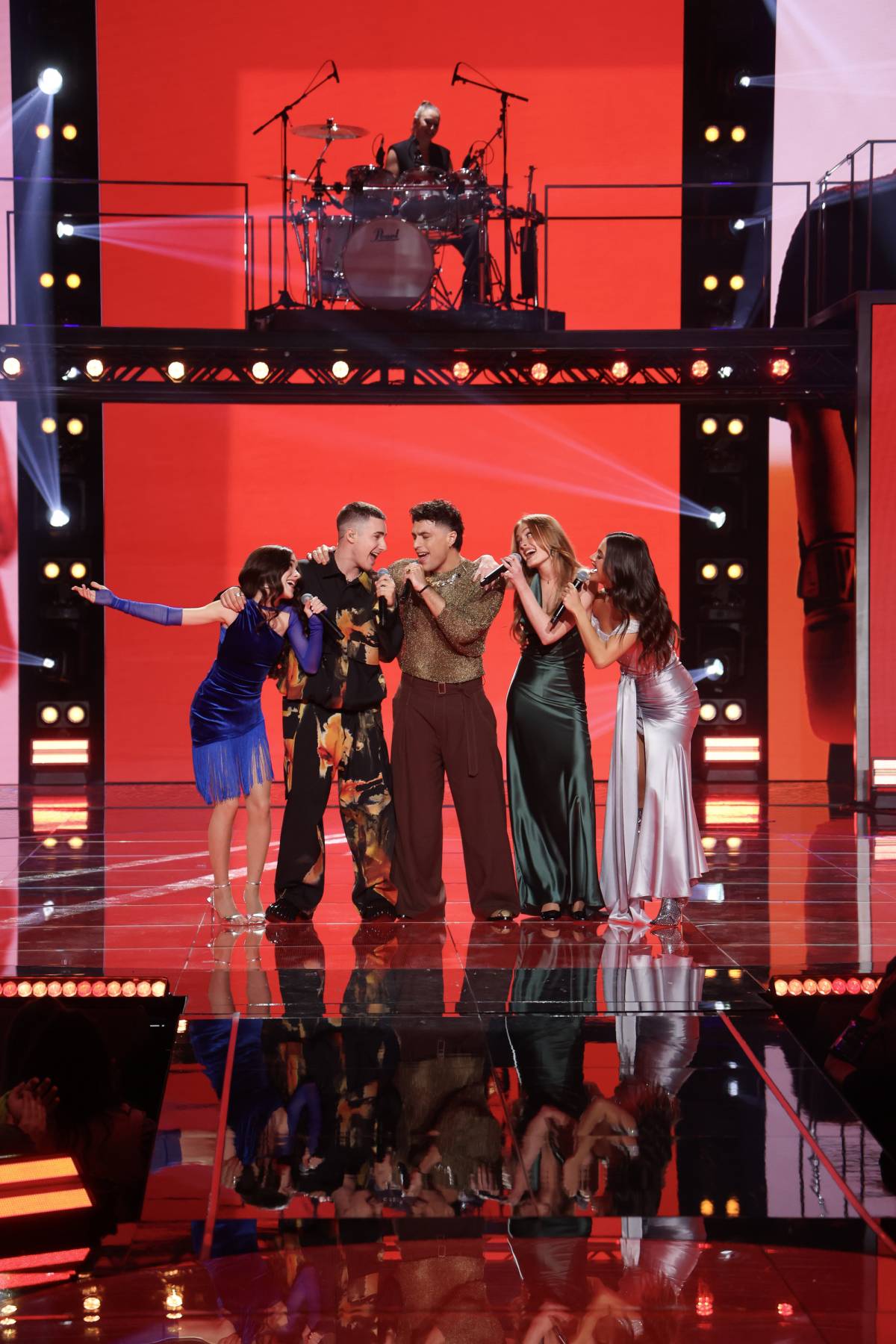 Els cinc finalistes durant l'actuació grupal que va obrir la gala - Jose Irún / Prime Video