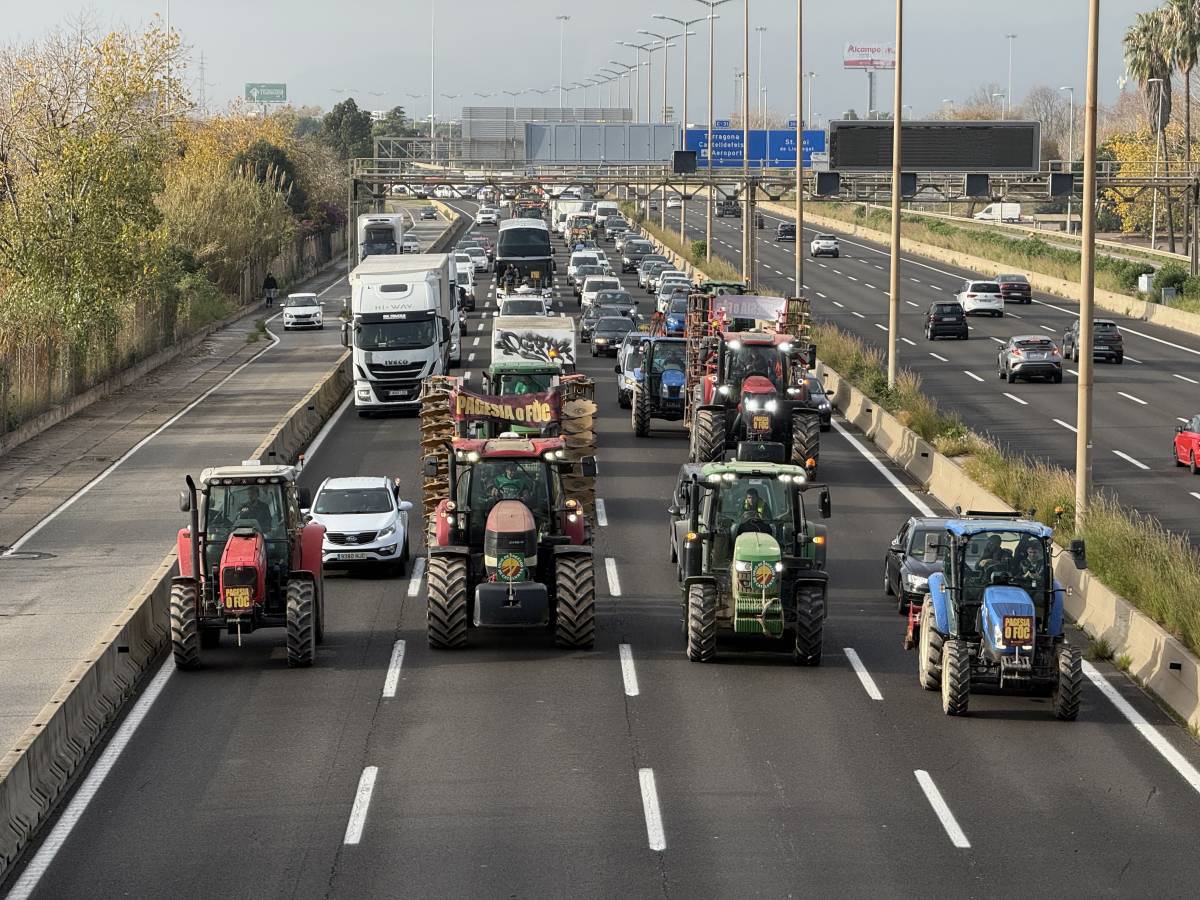 Marxa lenta de tractors a Barcelona contra l’ampliació de la zona ZEPA al Parc Agrari del Baix Llobregat